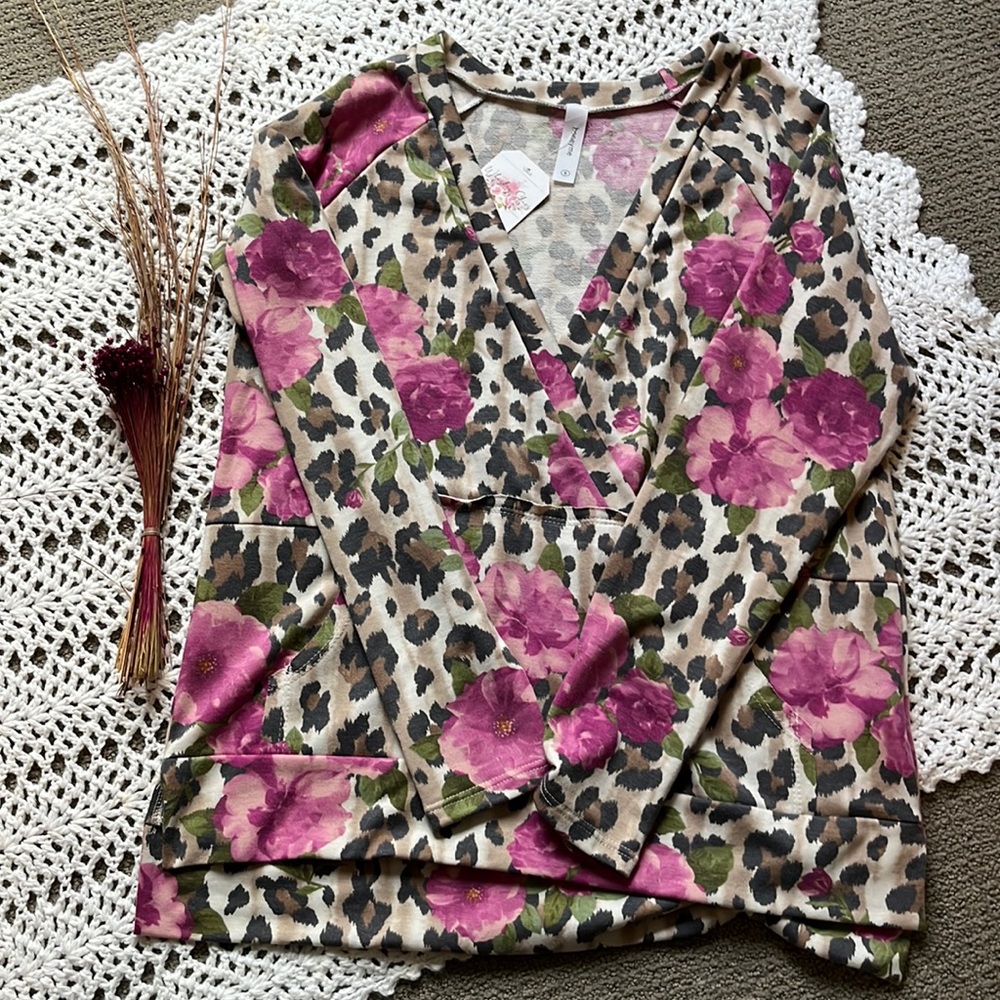 Beautiful pullover top. It’s honeyme brand and a size small